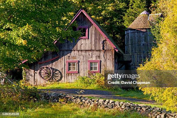 an old barn; ville de lac brome, quebec, canada - automne ville stockfoto's en -beelden