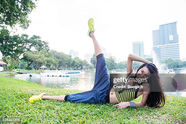 thailändische ladyboy übungen von lumpini park lake bangkok - katoy stock-fotos und bilder