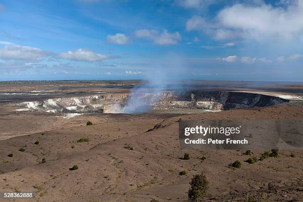 halemaumau crater in hawaii volcanoes national park; big island, hawaii, united states of america - cratera de halemaumau - fotografias e filmes do acervo