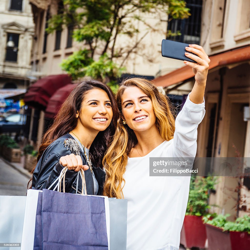 Amigos uma Selfie na Cidade
