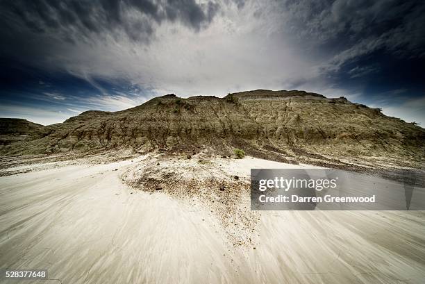 moody landscape at dinosaur provincial park - dinosaur provincial park foto e immagini stock