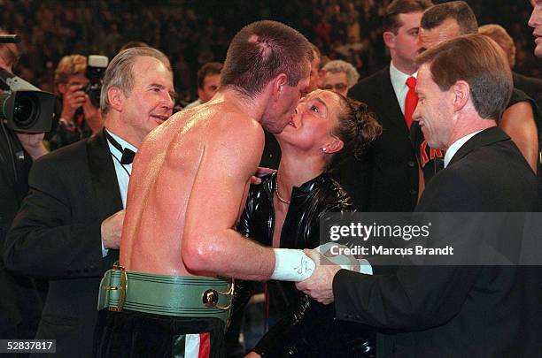 Halbschwergewicht Berlin; Weltmeister 1998 Graciano ROCCHIGIANI/Berlin kuesst seine Frau CHRISTINE - lks.: Box-Promotor Jean-Marcel NARTZ
