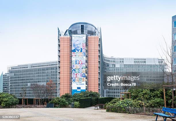 european commision team guided by junker - berlaymont stockfoto's en -beelden