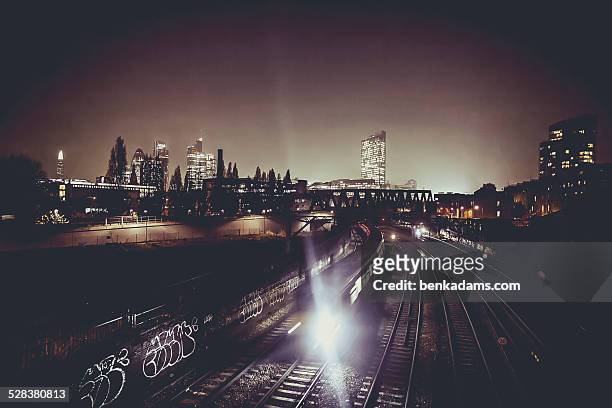 london train at night - east london fotografías e imágenes de stock