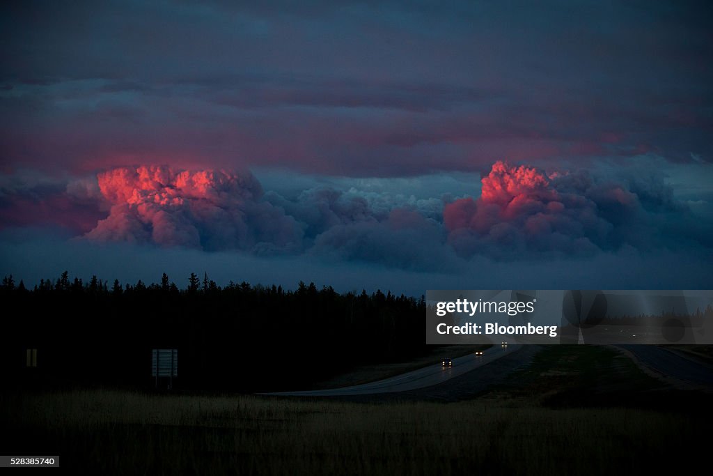 Oil Sands Blaze Forces 80,000 Canadians to Flee Their Homes