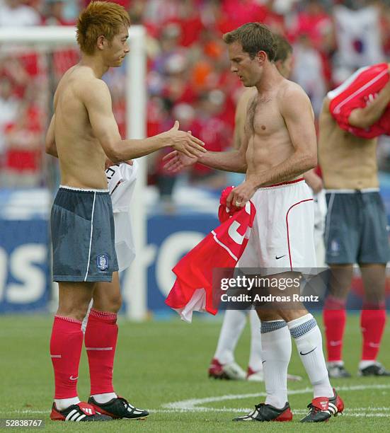 In JAPAN und KOREA, Daegu; GRUPPE D/SUEDKOREA 1; TRIKOTTAUSCH - Nam II KIM/KOR und DaMarcus BEASLEY
