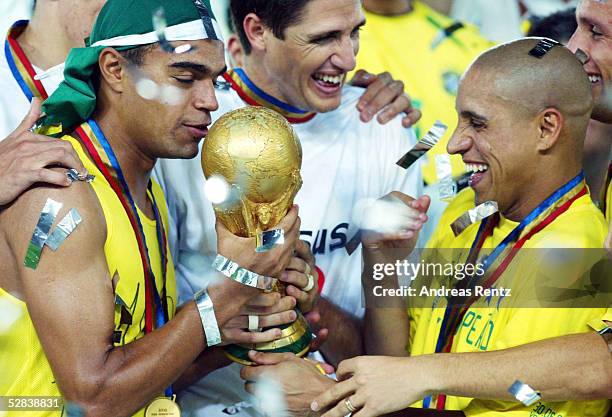 In JAPAN und KOREA, Yokohama; Match 64/FINALE/DEUTSCHLAND 2; BRASILIEN WELTMEISTER 2002; JUBEL DENILSON, Roberto CARLOS/BRA mit Pokal