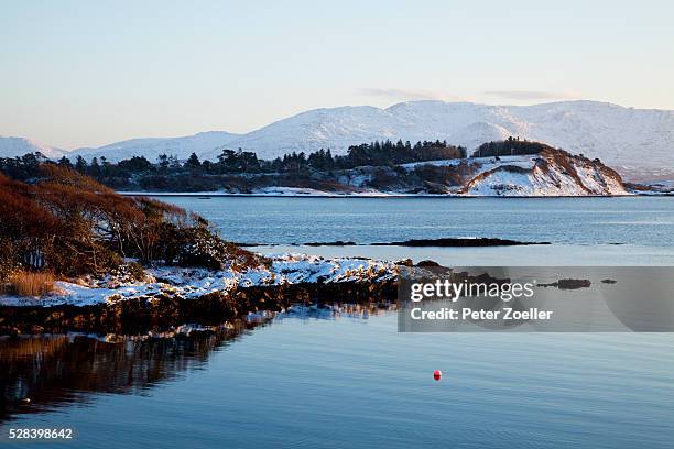 snowy shore in winter; sneem county kerry ireland - sneem fotografías e imágenes de stock