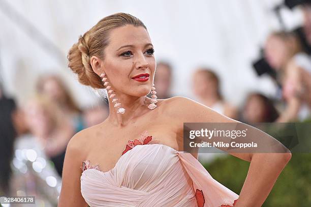 Blake Lively attends the "Manus x Machina: Fashion In An Age Of Technology" Costume Institute Gala at Metropolitan Museum of Art on May 2, 2016 in...