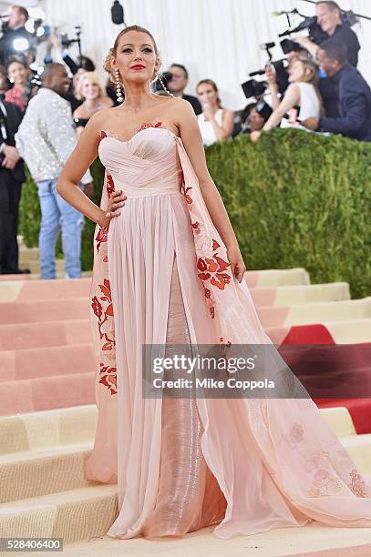 Blake Lively attends the "Manus x Machina: Fashion In An Age Of Technology" Costume Institute Gala at Metropolitan Museum of Art on May 2, 2016 in...