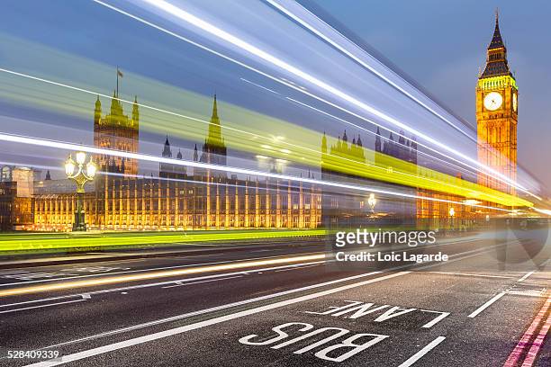 westminster bridge in london by night - loic lagarde photos et images de collection