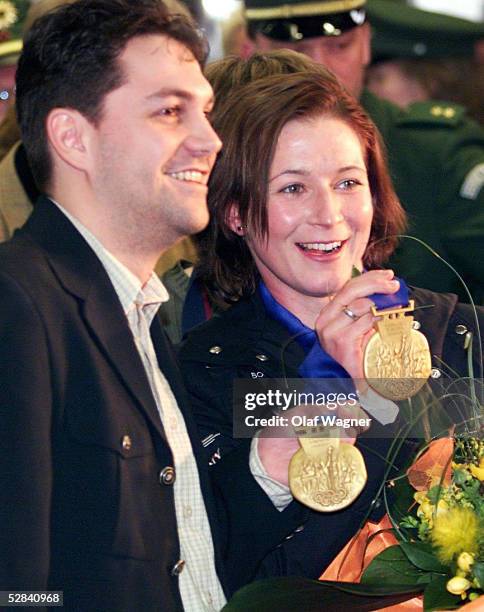 Claudia Pechstein am Berliner Flughafen Tegel 2002, Berlin; Claudia PECHSTEIN/GER mit Ehemann Marcus