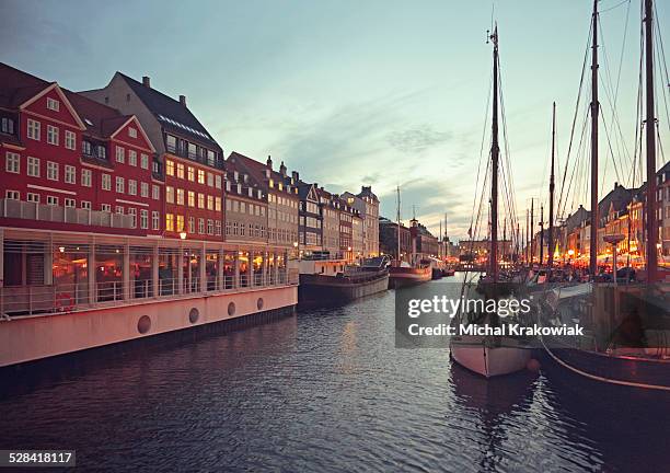 nyhavn a copenaghen, danimarca al crepuscolo. - albero maestro foto e immagini stock