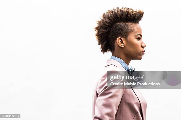 portrait of young woman on plain background - frauen seitenansicht stock-fotos und bilder