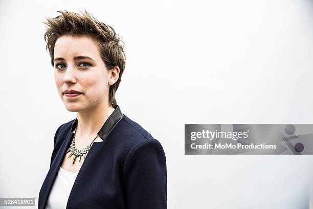 portrait of young woman on plain background - leanincollection stockfoto's en -beelden