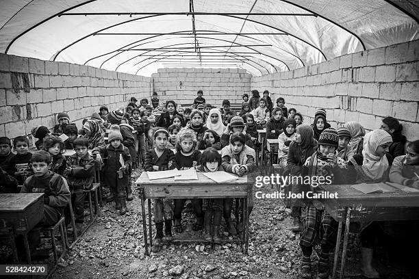 syrian refugee children in school at idp camp (atmeh, syria) - syrian refugees stockfoto's en -beelden