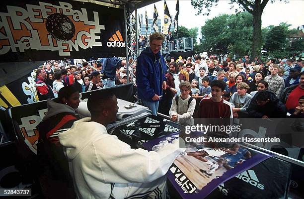 Adidas Event STREETBALL auf dem Hamburger Heiligengeistfeld am 21.06.97, NBA Star Tyus EDNEY - mit seiner Freundin - gab Autogramme