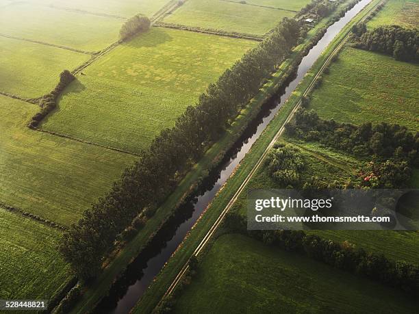 from up above 3 - stoppelfeld stock-fotos und bilder