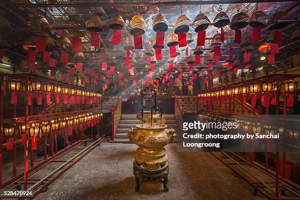man mo temple in hong kong - chinese temple stock-fotos und bilder