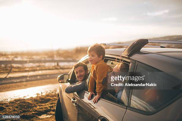 making memories - couple in car smiling stockfoto's en -beelden