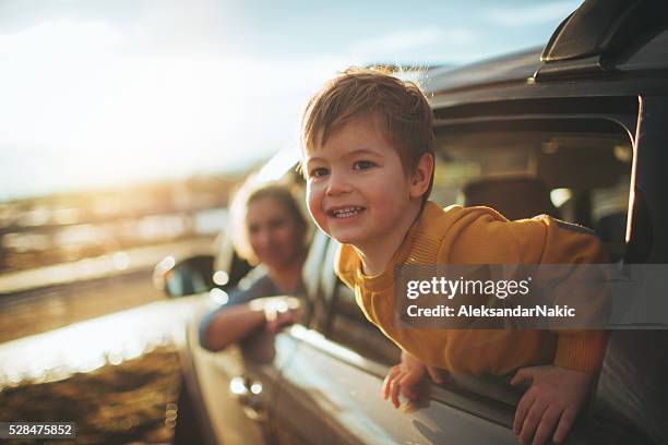 auf road trip - young child car driving stock-fotos und bilder