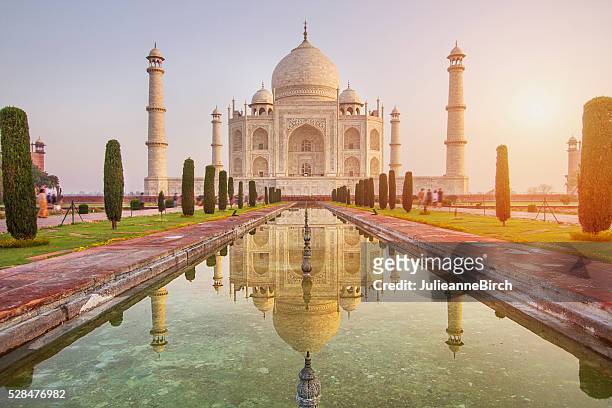 sonnenaufgang über dem taj mahal - indian subcontinent ethnicity stock-fotos und bilder