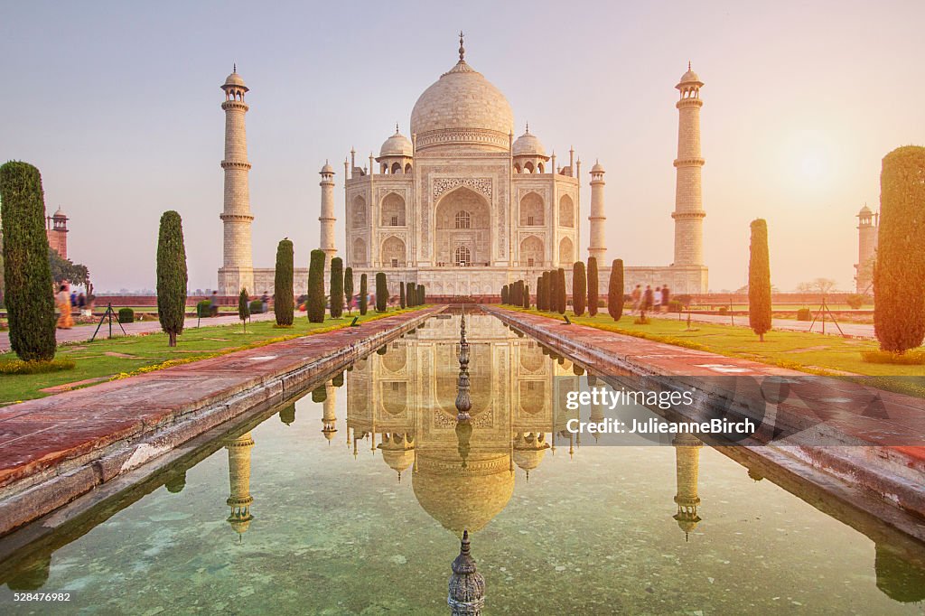 Nascer do sol ao longo do Taj Mahal