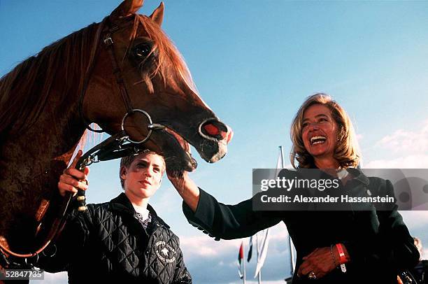In Hamburg Horn 20.09.97, Die Organisatorin Mila Erbprinzessin ZU FUERSTENBERG mit dem Siegerpferd FRERE DES LOUPS