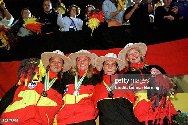 Perth /AUS; JUBEL STAFFEL 4 X 200 M ueber GOLD; Silvia SZALAI, Kerstin KIELGASS, Dagmar HASE, Franziska VAN ALMSICK/GER