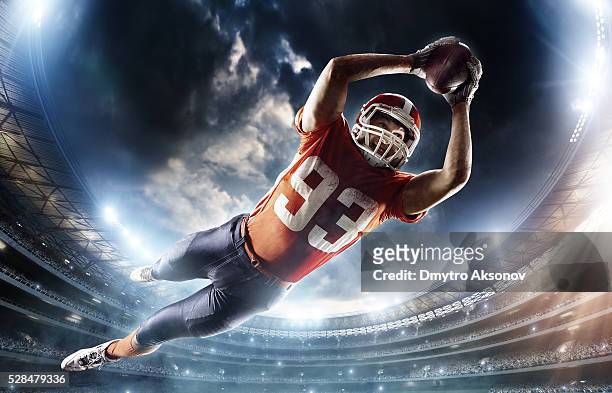 salto giocatore di gioco del calcio americano - afferrare foto e immagini stock