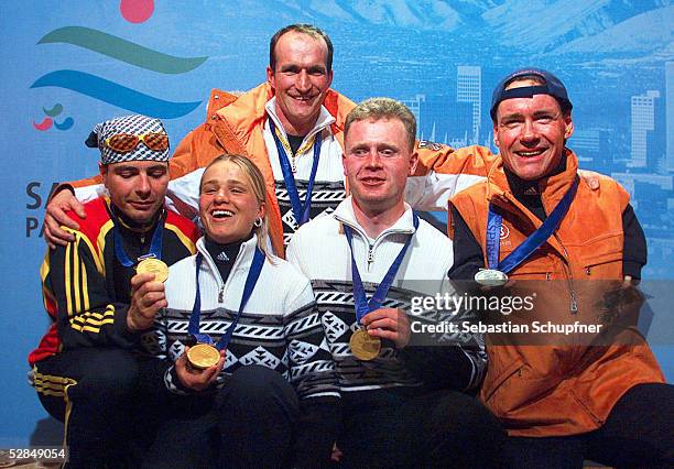 Soldier Hollow; Gruppenbild der deutschen Biathlon Medaillengewinner des ersten Wettkampftages; unten v.lks.: Thomas OELSNER - GOLD - , Verena...