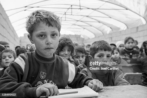 sirio desplazados internos los niños en la escuela (atmeh, siria) - syrian civil war refugee crisis fotografías e imágenes de stock