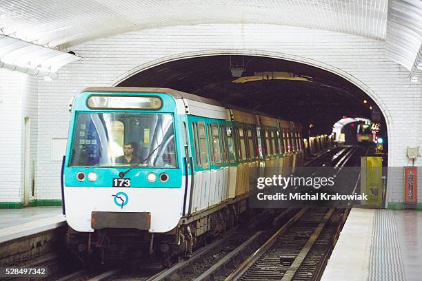 paris metro train arriving at subway station. - paris metro stock pictures, royalty-free photos & images