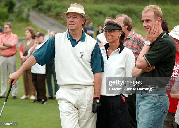 Von Mario Basler Tiefenbach; Franz BECKENBAUER mit Ehefrau SYBILLE und Mario BASLER