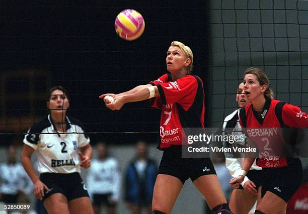 In Bremen 02.01.98, Susanne LAHME baggert zu Beatrice DOEMELAND /Frauen Nationalmannschaft/Nationalteam