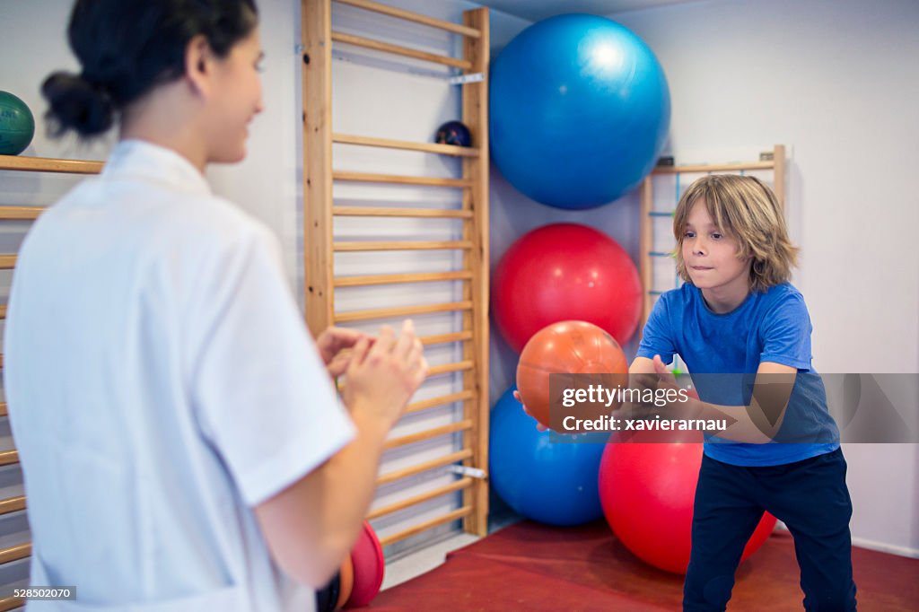 Reabilitação exercícios com bola