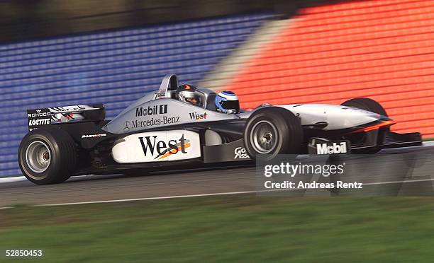 Hockenheim, 28.10.00, MERCEDES-BENZ praesentierte den McLAREN-MERCEDES Two Seater. Lars NIEBERG durfte ein paar Runden im Two Seater zusammen mit...