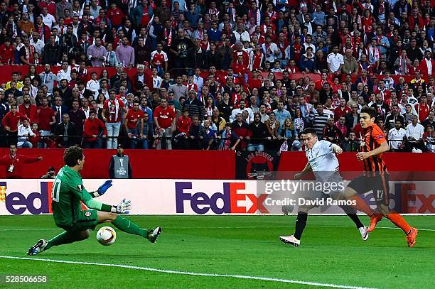 Kevin Gameiro of Sevilla FC scores the opening goal past Maksym Malyshev and Andriy Pyatov of FC Shakhtar Donetsk during the UEFA Europa League Semi...