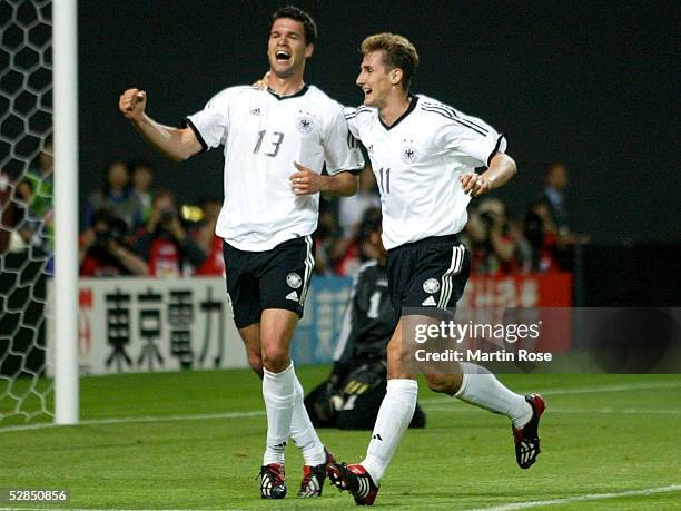 In JAPAN und KOREA, Sapporo; GRUPPE E/DEUTSCHLAND - SAUDI ARABIEN 8:0; JUBEL nach TOR zum 3:0/Torschuetze Michael BALLACK, Miroslav KLOSE/GER