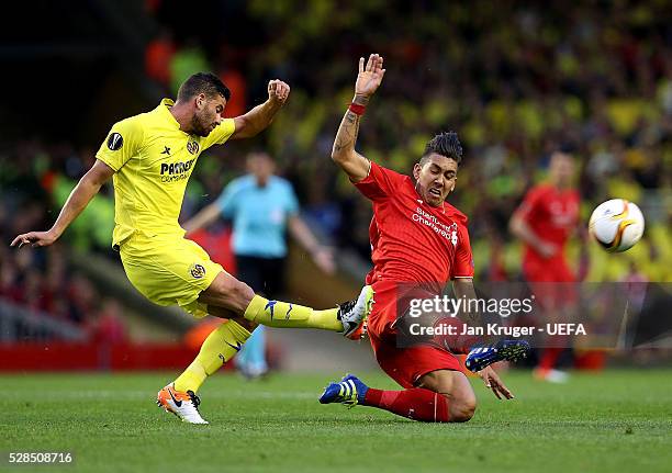 Roberto Firmino of Liverpool battles with Mateo Musacchio of Villarreal during the UEFA Europa League Semi Final second leg match between Liverpool...