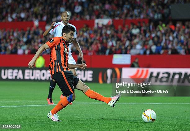 Eduardo of Shakhtar Donetsk scores his team's opening goal during the UEFA Europa League Semi Final second leg match between Sevilla and Shakhtar...