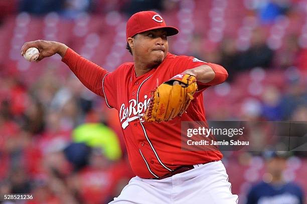 Alfredo Simon of the Cincinnati Reds pitches in the second inning against the Milwaukee Brewers at Great American Ball Park on May 5, 2016 in...