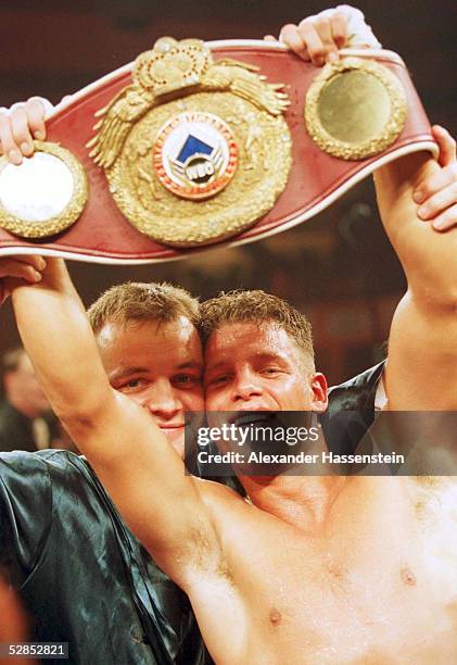 In Berlin; WBO KAMPF im HALBSCHWERGEWICHT; Thomas ULRICH/GER - Gabriel HERNANDEZ/DOM; JUBEL Thomas ULRICH nach seinem K.O. Sieg