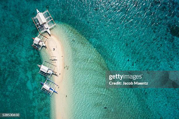 aerial view of outrigger boats on sand bar - philippinen stock-fotos und bilder