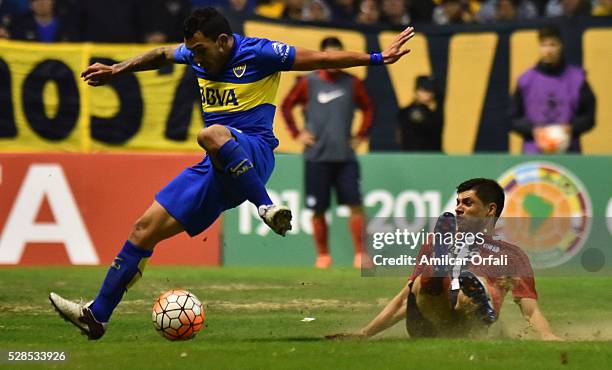 Carlos Alberto Tevez of Boca Juniors and Victor Hugo Mareco, of Cerro fight for the ball during a second leg match between Boca Juniors and Cerro...