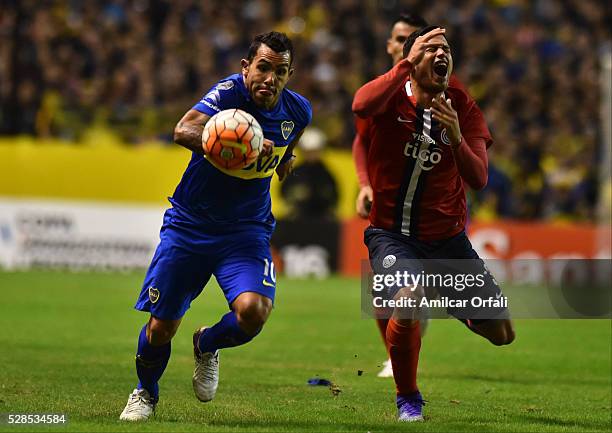 Carlos Alberto Tevez of Boca Juniors and Bruno Valdez, of Cerro fight for the ball during a second leg match between Boca Juniors and Cerro Porteno...