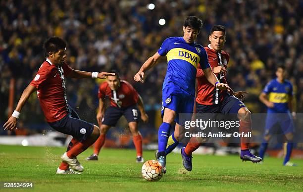Pablo Javier Perez of Boca Juniors drives the ball during a second leg match between Boca Juniors and Cerro Porteno as part of round of sixteen of...