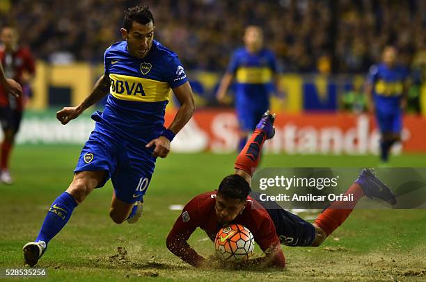 Carlos Alberto Tevez of Boca Juniors and Bruno Valdez of Cerro fight for the ball during a second leg match between Boca Juniors and Cerro Porteno as...
