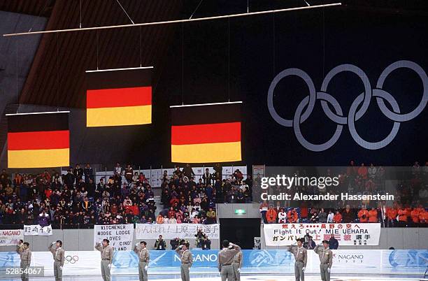 M Frauen am 11.02.98, Drei DEUTSCHE FAHNEN und OLYMPISCHE RINGE/Dreifacherfolg Feature GER FLAGGEN