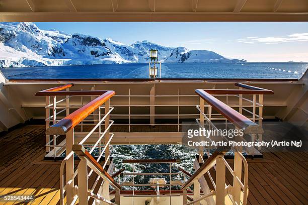 view of mountain ranges at paradise bay from shipdeck, west coast of the antarctic peninsula, antarctica - cruise deck stock-fotos und bilder